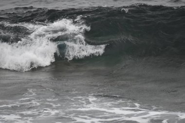 Sahildeki deniz dalgaları, şekilleri ve renkleri