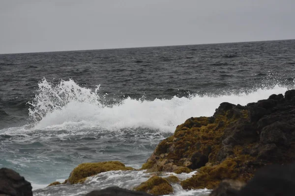 Mare Sulla Costa Con Sue Onde Forme Colori — Foto Stock