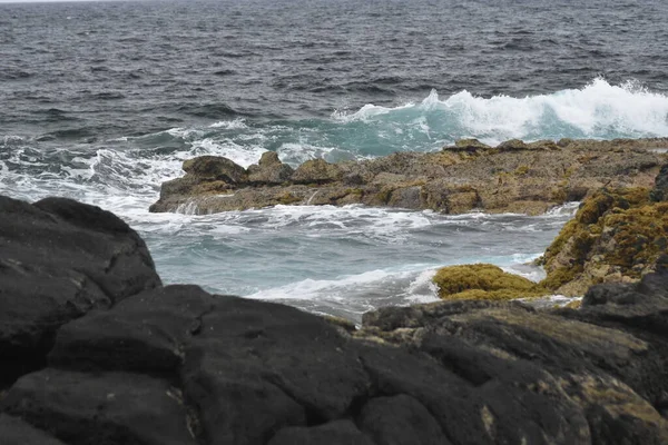 海岸上的大海及其波浪 形状和色彩 — 图库照片