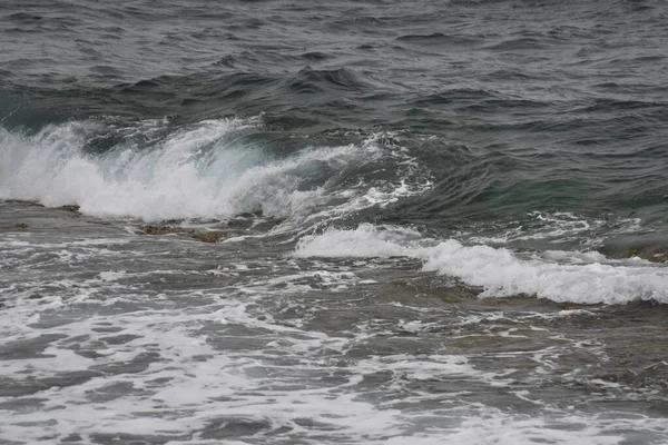 海岸上的大海及其波浪 形状和色彩 — 图库照片