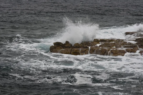 Mare Sulla Costa Con Sue Onde Forme Colori — Foto Stock