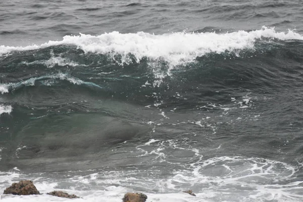 波や形や色で海岸の海は — ストック写真