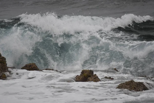 Mer Sur Côte Avec Ses Vagues Ses Formes Ses Couleurs — Photo