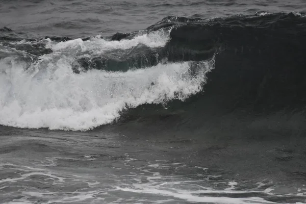 Das Meer Der Küste Mit Seinen Wellen Formen Und Farben — Stockfoto