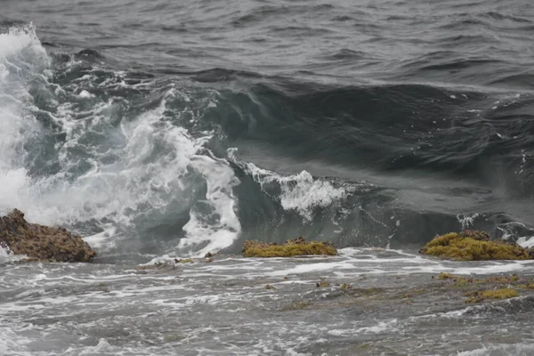 Sahildeki Deniz Dalgaları Şekilleri Renkleri — Stok fotoğraf