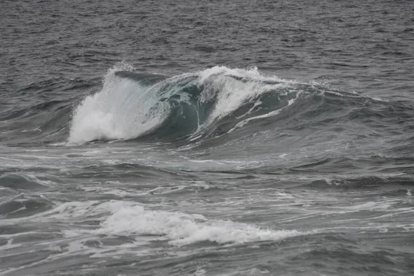 Sahildeki deniz dalgaları, şekilleri ve renkleri