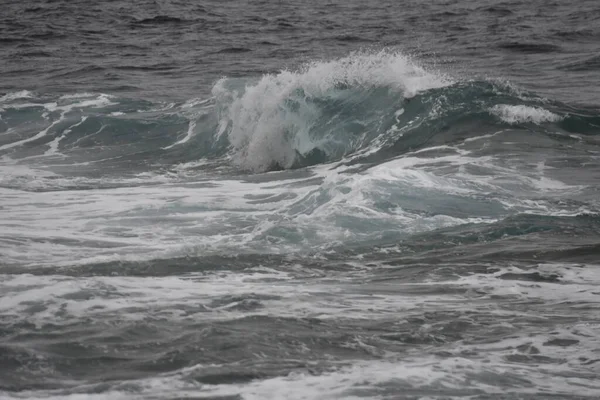 Das Meer Der Küste Mit Seinen Wellen Formen Und Farben — Stockfoto