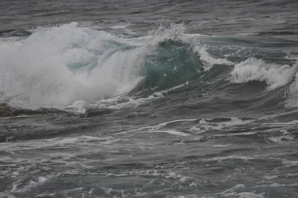 Das Meer Der Küste Mit Seinen Wellen Formen Und Farben — Stockfoto