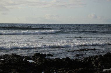 Denize, dalgalara, dağlara.