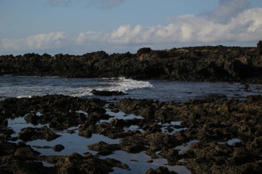 Denize, dalgalara, dağlara.