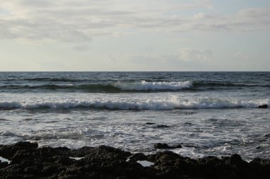 Denize, dalgalara, dağlara.