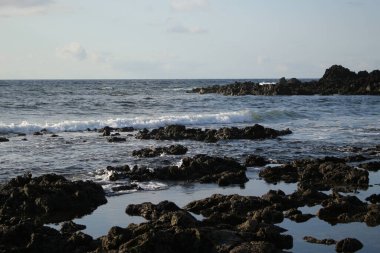 Denize, dalgalara, dağlara.