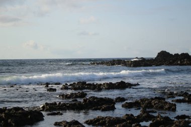 Denize, dalgalara, dağlara.