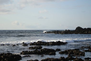 Denize, dalgalara, dağlara.