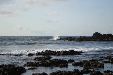 Denize, dalgalara, dağlara.