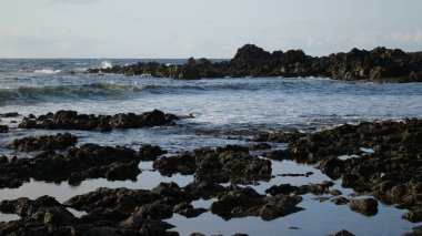 Denize, dalgalara, dağlara.