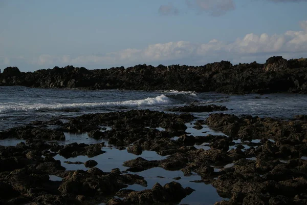 Mar Suas Ondas Junto Com Falésias Montanhas — Fotografia de Stock