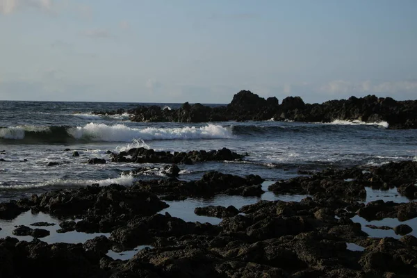 Havet Och Dess Vågor Tillsammans Med Klippor Och Berg — Stockfoto