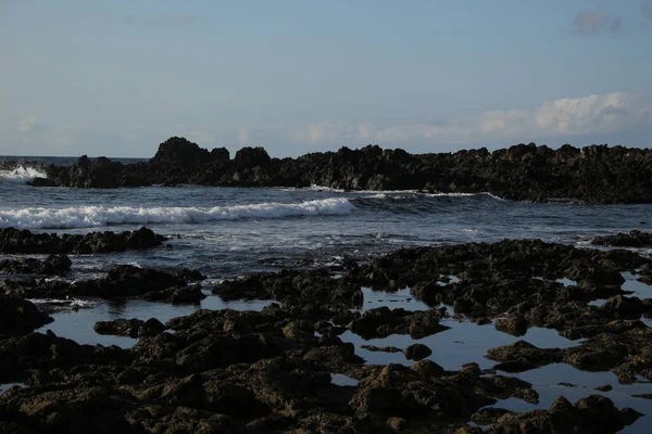 Das Meer Und Seine Wellen Zusammen Mit Den Klippen Und — Stockfoto