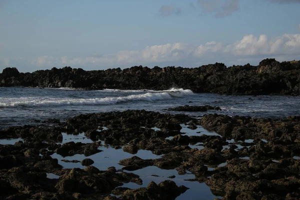 Mar Suas Ondas Junto Com Falésias Montanhas — Fotografia de Stock