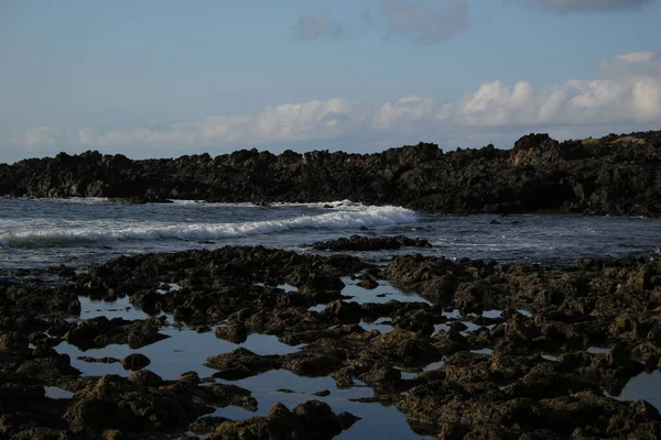 Mar Suas Ondas Junto Com Falésias Montanhas — Fotografia de Stock