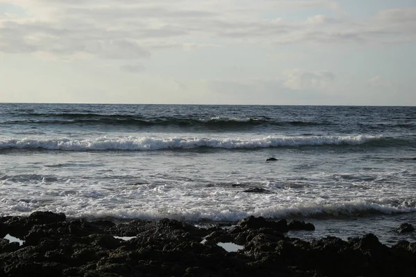 Mar Suas Ondas Junto Com Falésias Montanhas — Fotografia de Stock