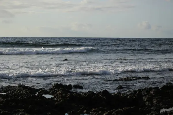 Mare Sue Onde Con Scogliere Montagne — Foto Stock