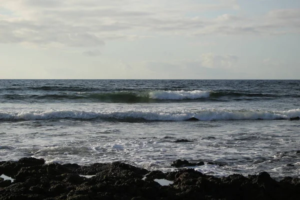 Mar Suas Ondas Junto Com Falésias Montanhas — Fotografia de Stock