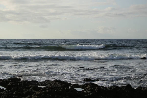 Das Meer Und Seine Wellen Zusammen Mit Den Klippen Und — Stockfoto