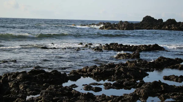 Mar Suas Ondas Junto Com Falésias Montanhas — Fotografia de Stock