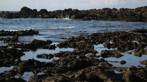 Mar Suas Ondas Junto Com Falésias Montanhas — Fotografia de Stock