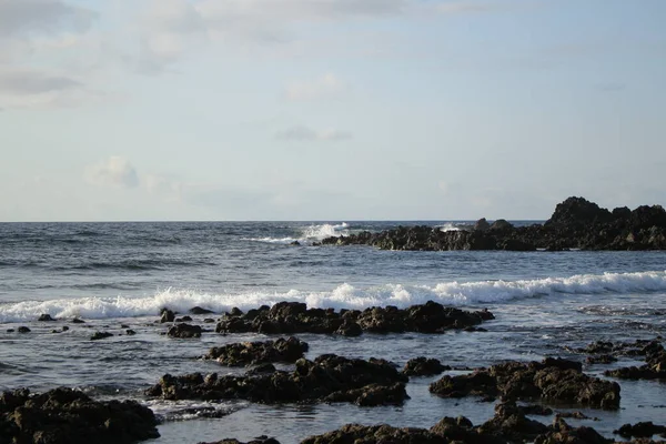 Mar Suas Ondas Junto Com Falésias Montanhas — Fotografia de Stock