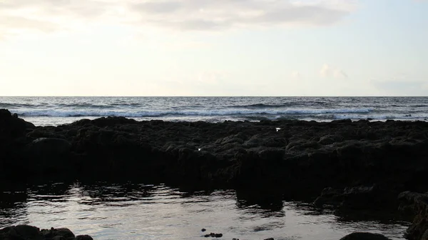 Mar Suas Ondas Junto Com Falésias Montanhas — Fotografia de Stock