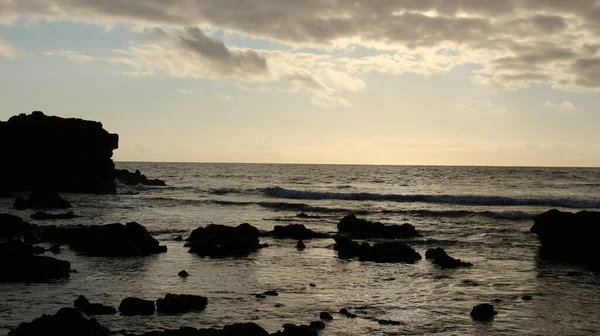 Mar Suas Ondas Junto Com Falésias Montanhas — Fotografia de Stock