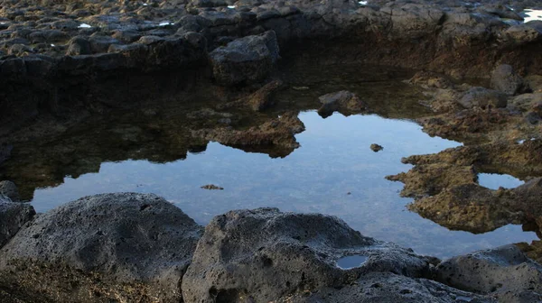 Mare Sue Onde Con Scogliere Montagne — Foto Stock