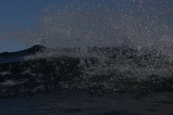 Море Його Хвилі Поряд Скелями Горами — стокове фото