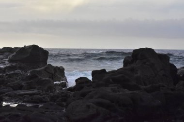Büyük dalgalı güzel deniz manzarası