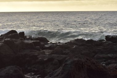 Dalgalar kayalarda kırılıyor