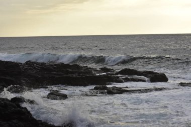 Dalgalar sahile vuruyor.