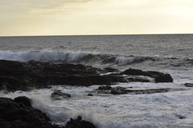Dalgalar sahile çarpıyor.