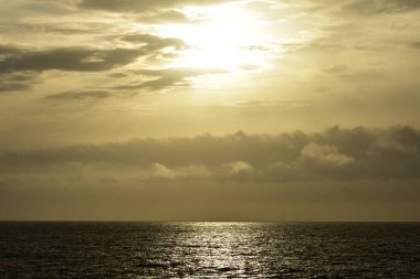 Akdeniz üzerinde gün batımında dramatik bulutlar