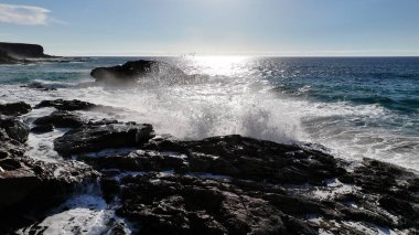 Sahildeki Atlantik Okyanusunda dalgalar
