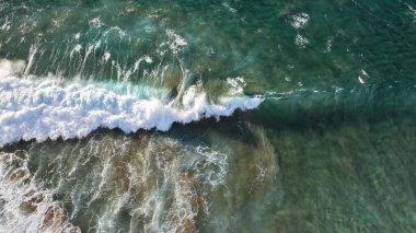 Dalgalar sahile çarpıyor.