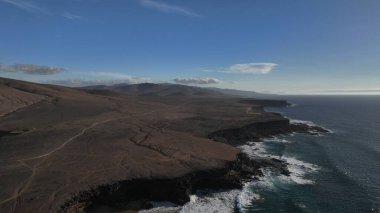 Deniz manzarası ve dağlar