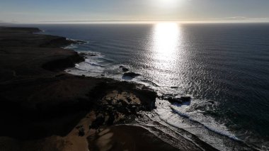 Deniz kıyısının güzel manzarası