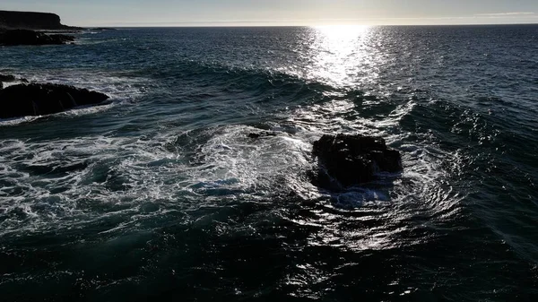 Sahildeki dalgaların güzel bir görüntüsü.