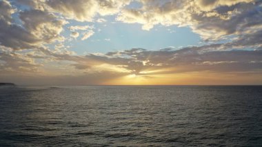 Denizin üzerinde güzel bir gün batımı