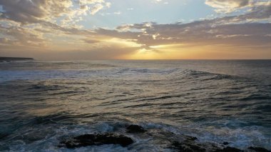 Denizin üzerinde güzel gün batımı, doğa arka planı