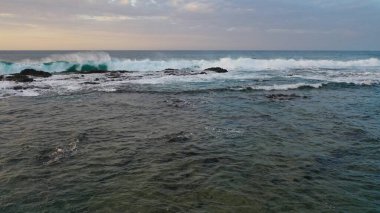 Kanarya adasındaki Atlantik Okyanusu 'ndaki dalgalar