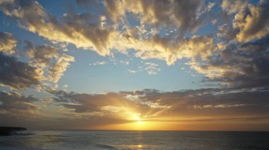 Denizin üzerinde güzel bir gün batımı